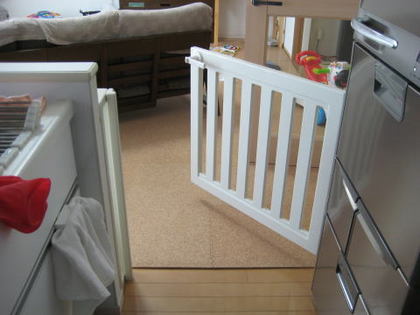 カントリー家具 キッチンのお子様用フェンス/柵です(@^o カントリー家具 キッチンのお子様用フェンス/柵です(@^o
